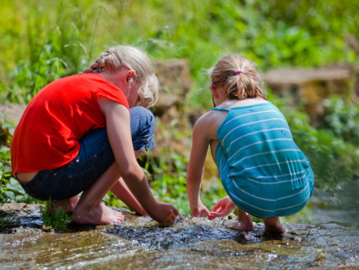 kids-playing-outside-left