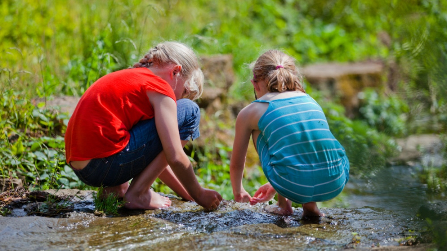 kids-playing-outside-left